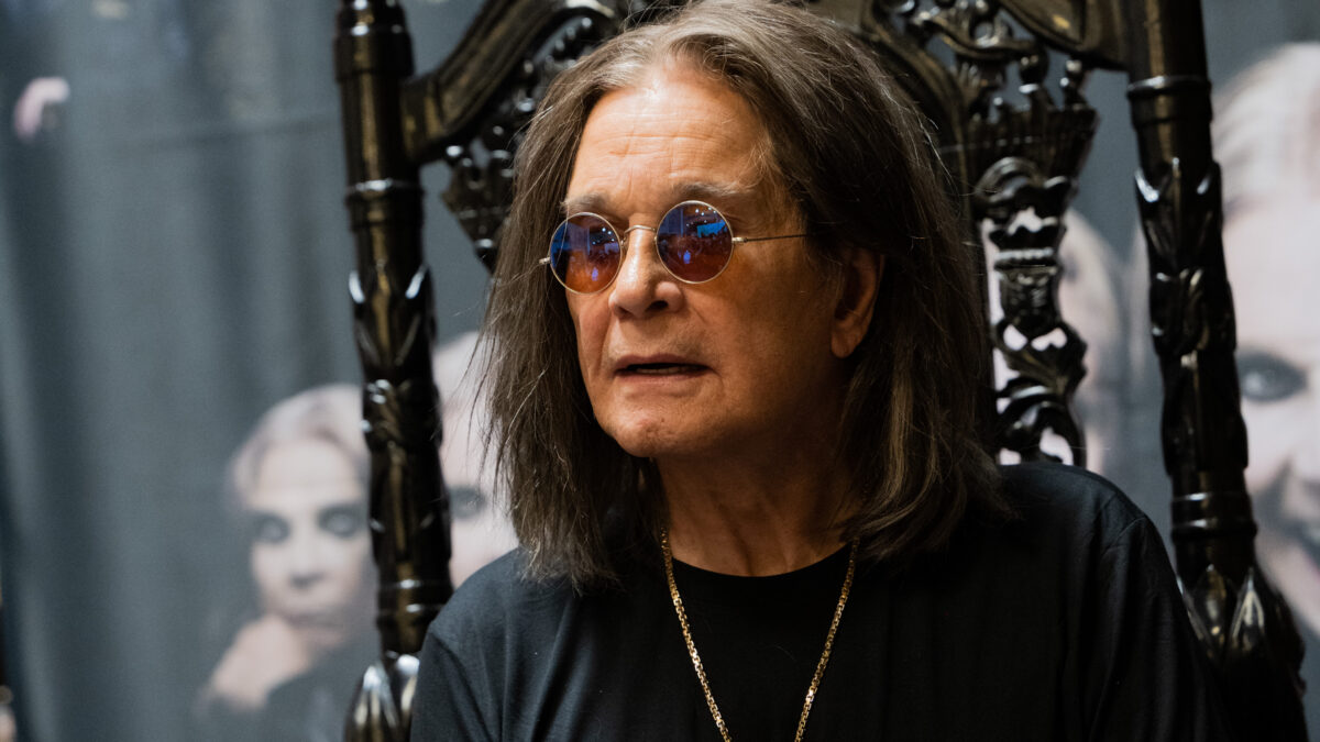 Ozzy Osbourne: “Hanno trovato un tumore in una delle vertebre, nella migliore delle ipotesi mi restano 10 anni”