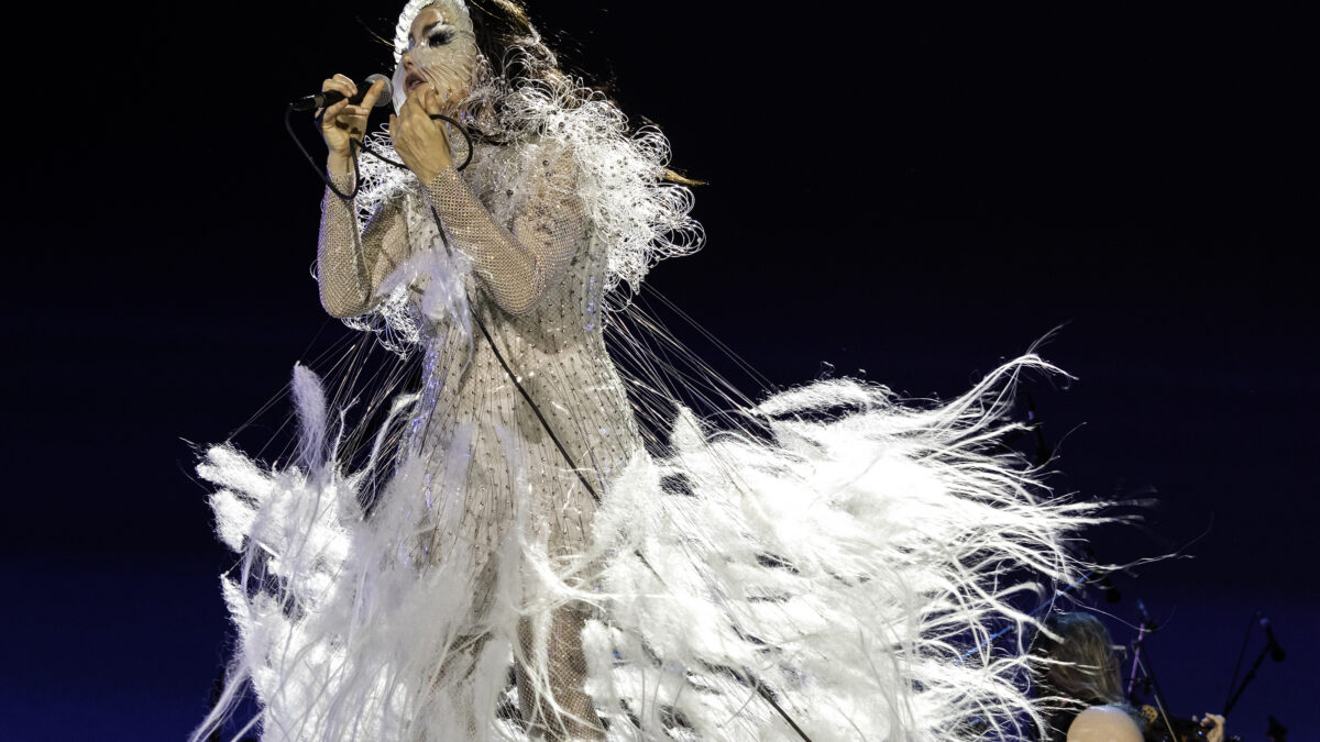 Bjork insieme a Rosalía nel nuovo brano “Oral”: ecco come è nata la canzone