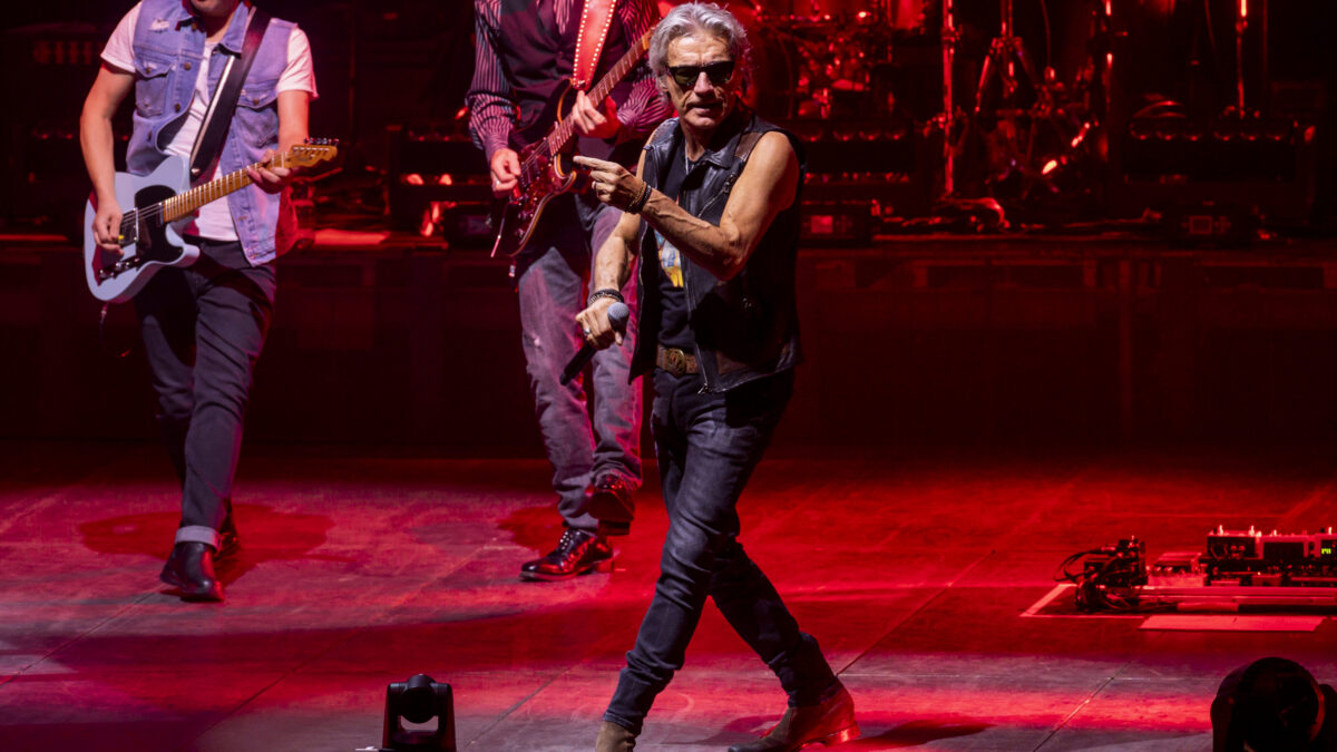 Ligabue, concerto a Roma annullato all’ultimo minuto. Delusione dei fan: “Potevi uscire tu a dircelo” (video)
