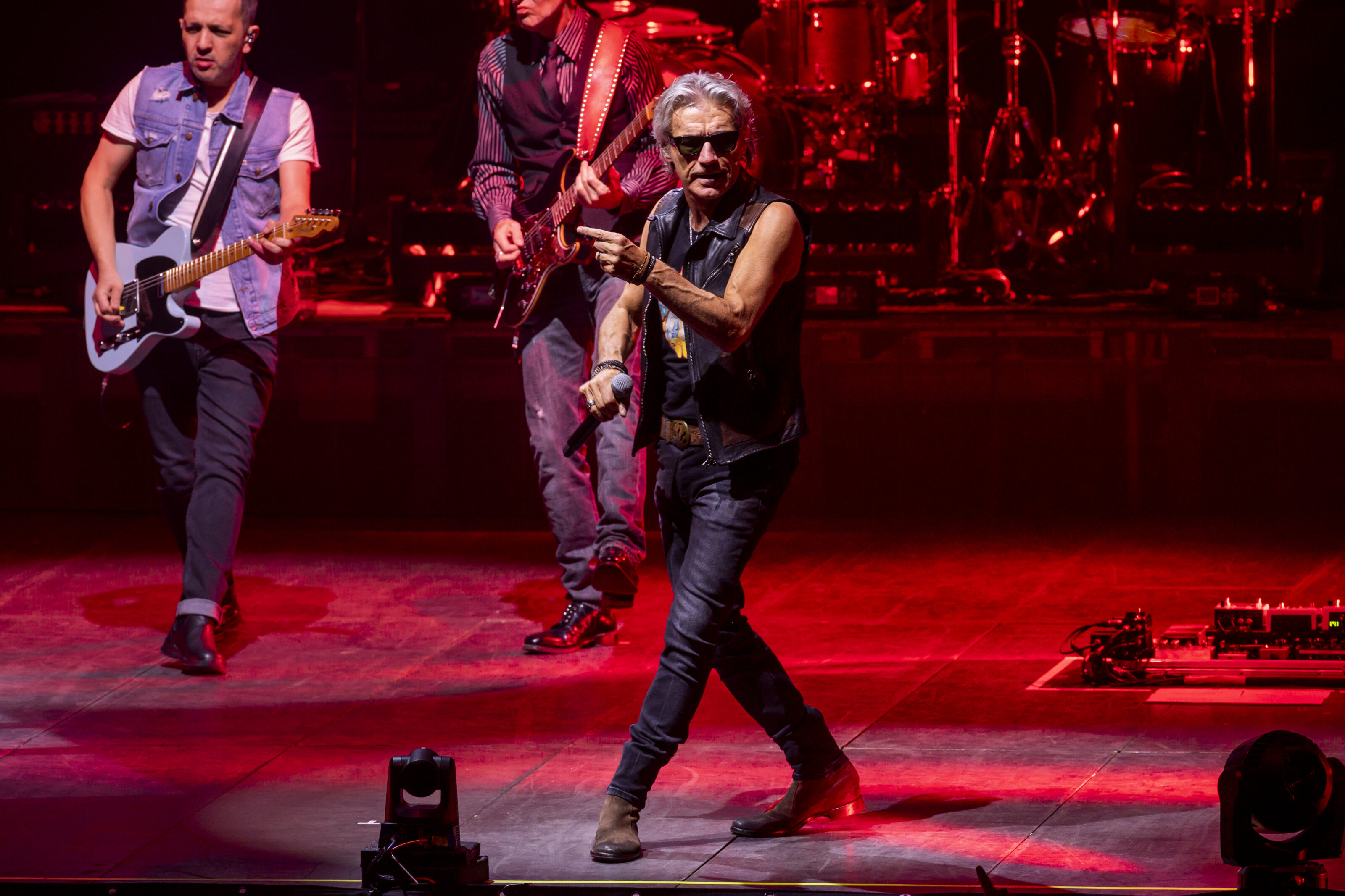 Ligabue, concerto a Roma annullato all’ultimo minuto. Delusione dei fan: “Potevi uscire tu a dircelo” (video)