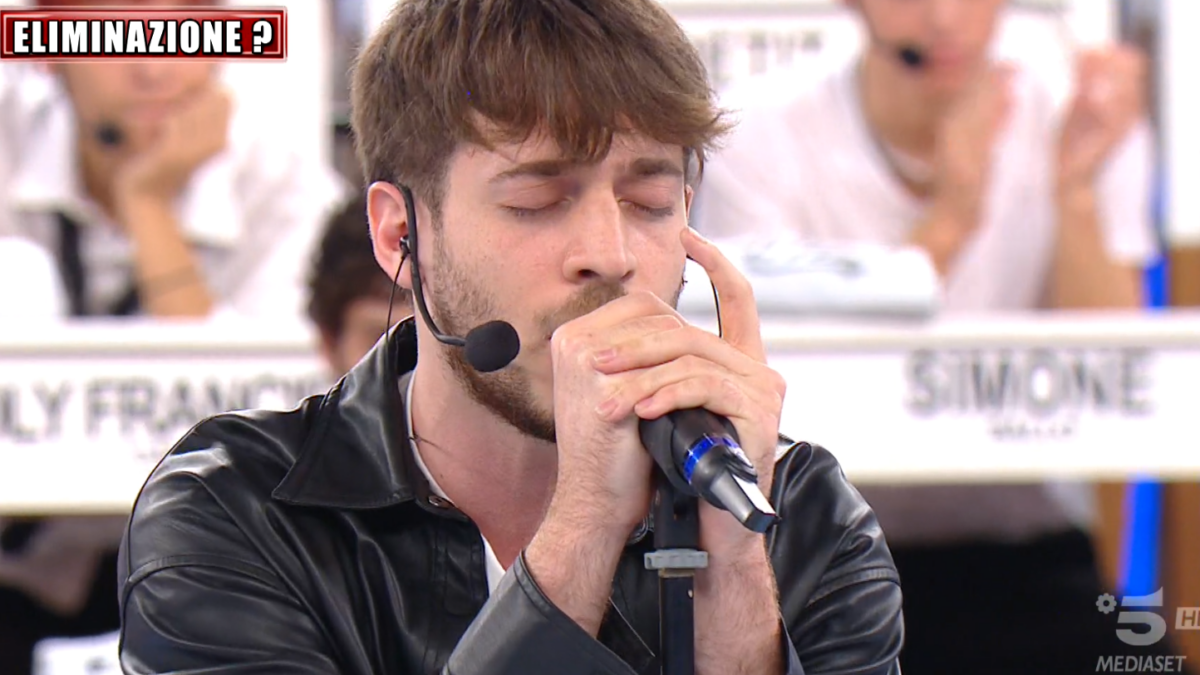 Chi è Holden, il cantante di Amici 23 entrato nella top ten Fimi con “Dimmi che non è un addio”