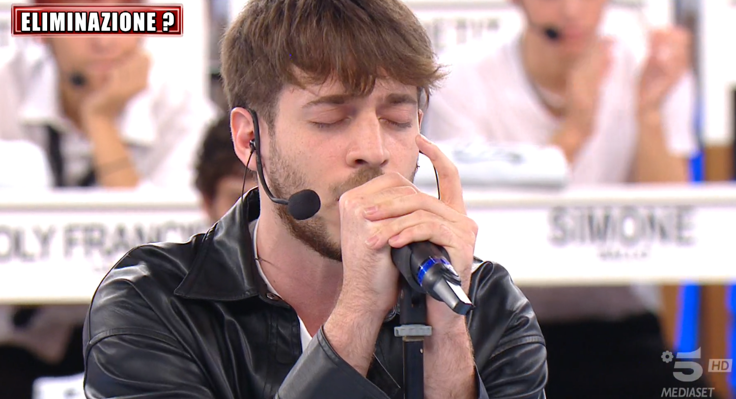 Chi è Holden, il cantante di Amici 23 entrato nella top ten Fimi con “Dimmi che non è un addio”