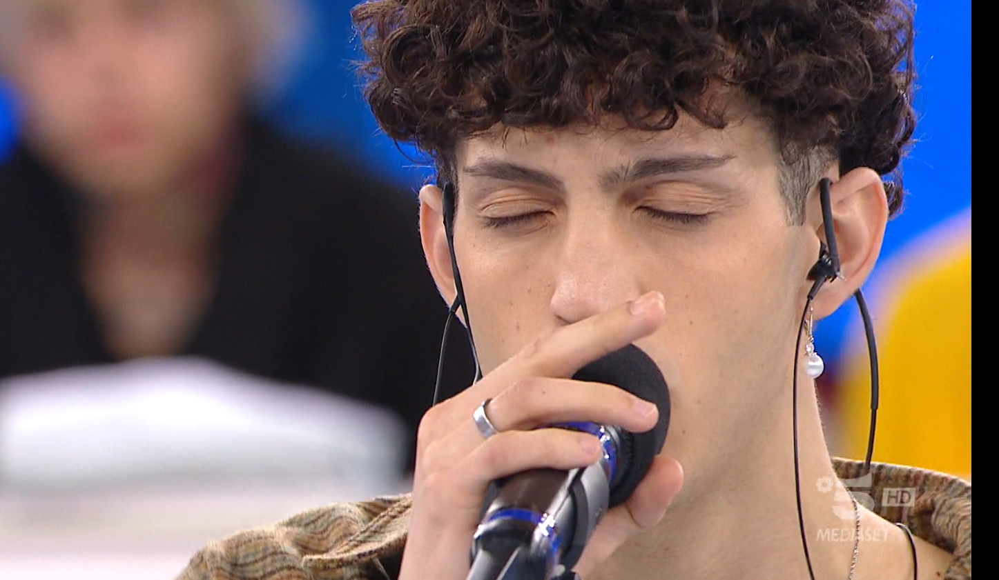 Amici, nona puntata 19 novembre 2023: Matthew vince la sfida, classifiche di canto e ballo