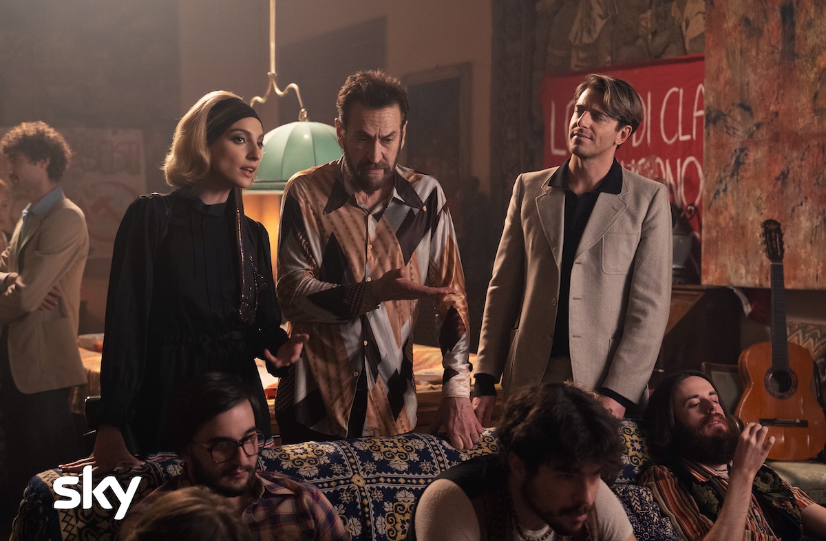 Non ci resta che il crimine – La serie, Sky prova a salvare i viaggi nel tempo ma l’operazione lascia perplessi: la recensione