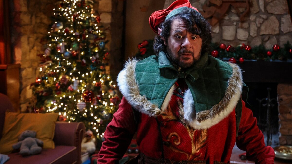 Elf Me, la magia del Natale quest’anno parla italiano: trama, cast e commento del film Prime Video