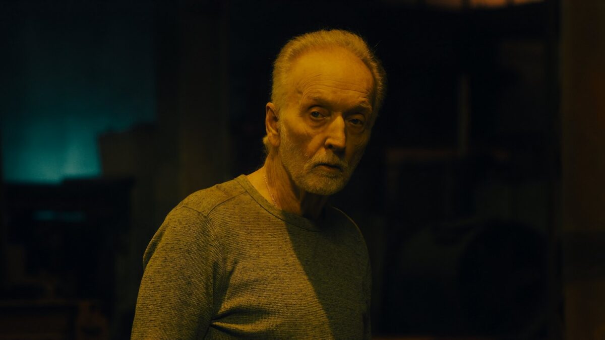 Saw X, recensione: efferato nuovo capitolo della prolifica saga horror nobilitato da un memorabile Tobin Bell