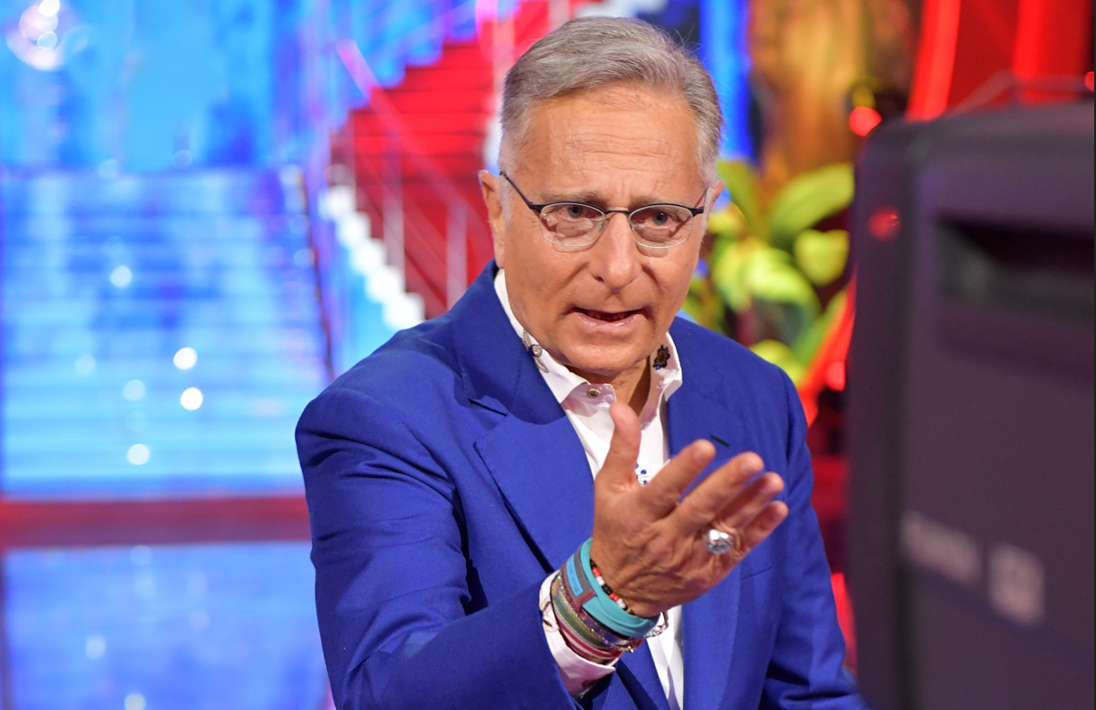 Ciao Darwin, il programma cult di Canale 5 che riporta la goliardia in tv. Bonolis: “A voi è mancato, a me… insomma”