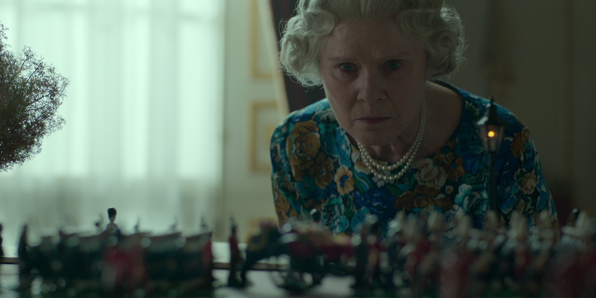 Come finisce The Crown 6? Il finale restituisce dignità alla saga della Regina Elisabetta II