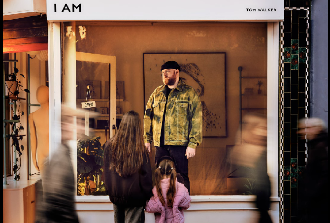 Traduzione e significato di Freaking Out di Tom Walker: ascolta la canzone