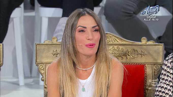 Uomini e Donne, puntata 14 dicembre 2023: bacio tra Brando e Raffaella, crisi tra Asmaa e Mattia