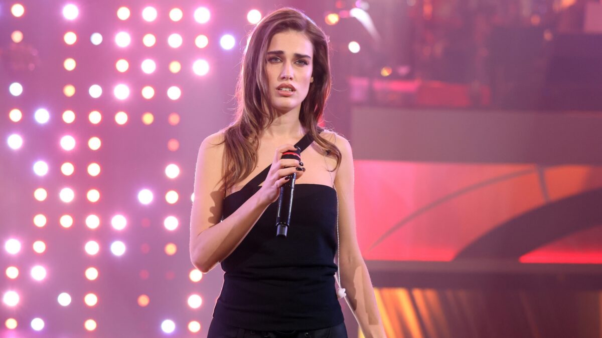 Clara in gara a Sanremo 2024 con Diamanti grezzi