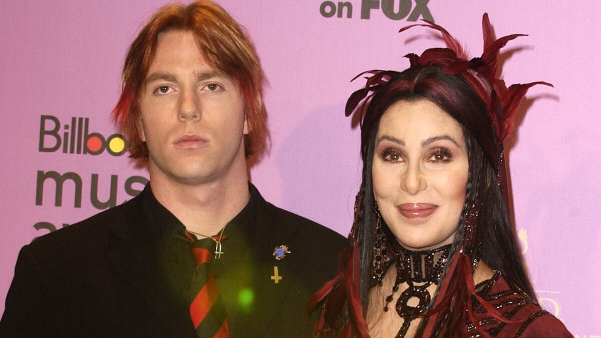 Cher preoccupata per il figlio Elijah: la cantante ha presentato un’istanza per la sua ‘tutela finanziaria’?