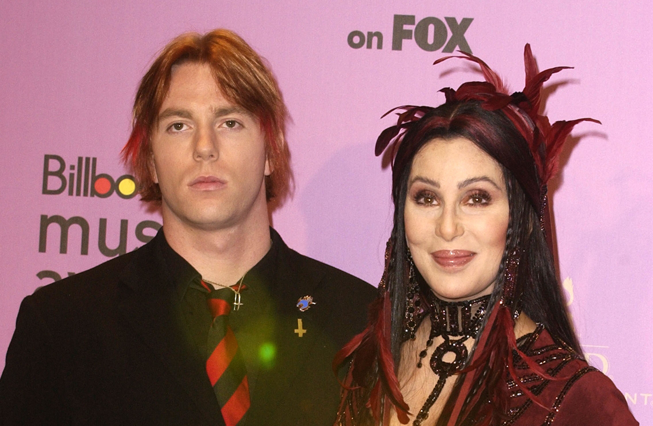 Cher preoccupata per il figlio Elijah: la cantante ha presentato un’istanza per la sua ‘tutela finanziaria’?