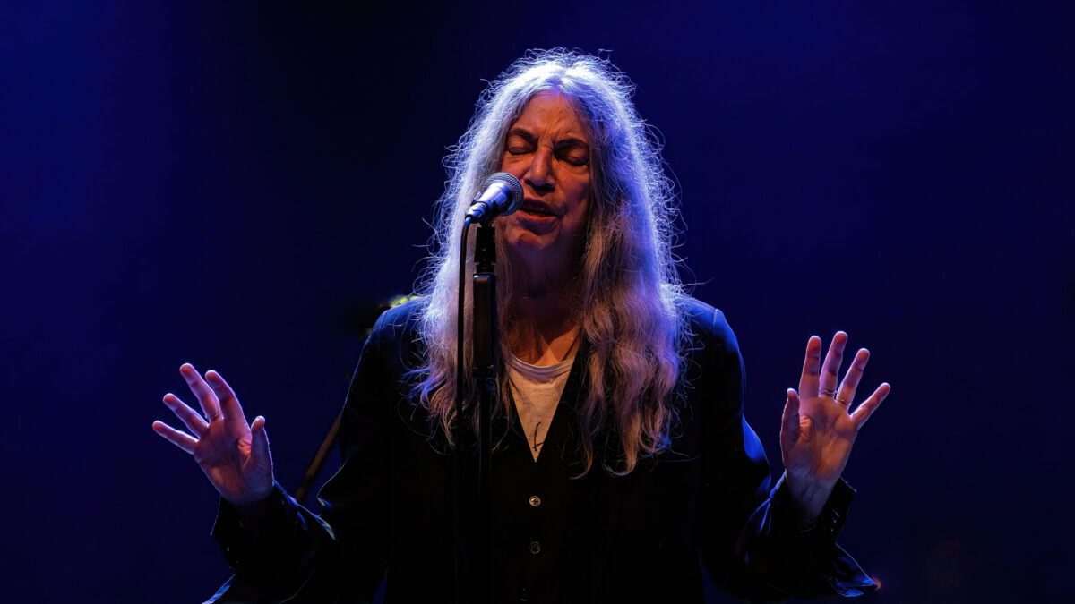 Patti Smith, annullato il concerto a Bologna per un malore: l’annuncio ufficiale