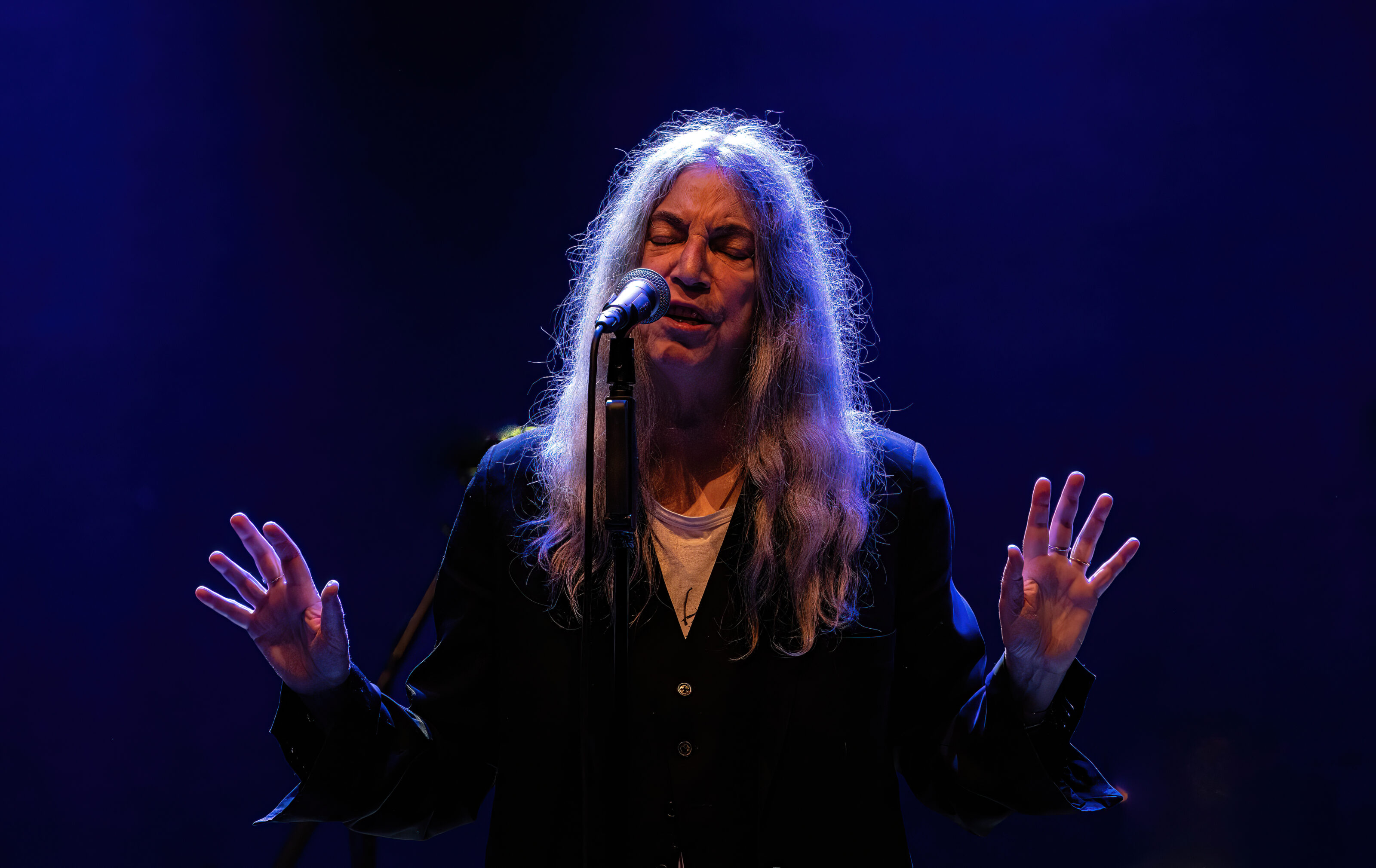 Patti Smith, annullato il concerto a Bologna per un malore: l’annuncio ufficiale