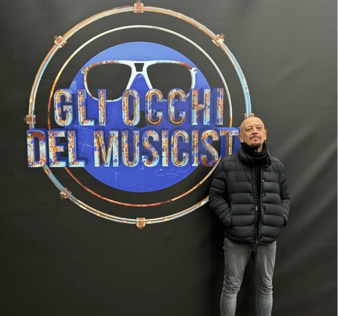 Gli occhi del musicista, Enrico Ruggeri stasera su Rai 2 per omaggiare nomi eccellenti del cantautorato italiano