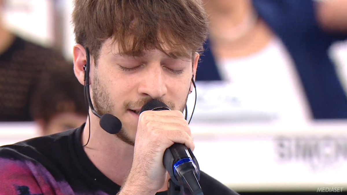 Nuvola, Holden: testo e significato, ascolta la canzone (inedito Amici 23)