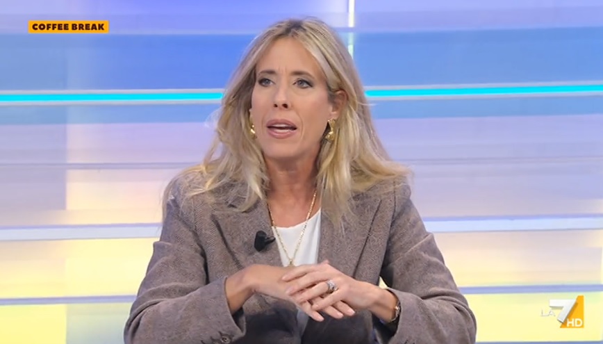 Coffee Break, la senatrice Mennuni: “Diventare madre è una missione, una necessità”. L’attacco di Francesca Fagnani