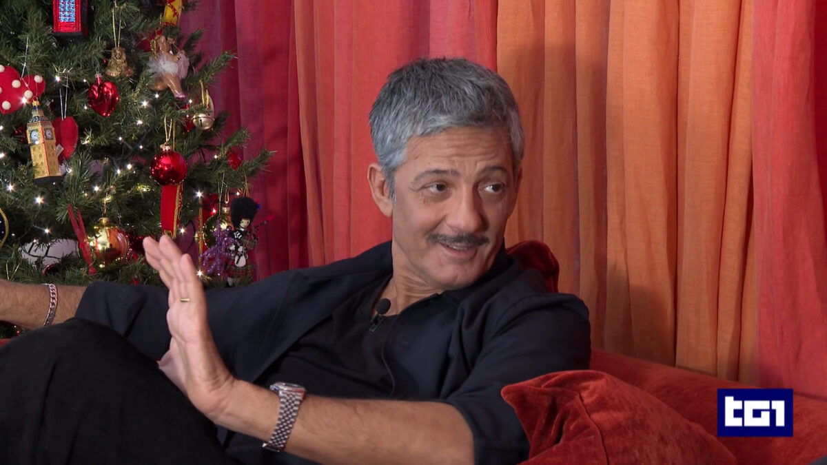 Fiorello: “A Sanremo 2024 ospiti inaspettati nel glass fuori dall’Ariston”. Lo showman a tutto campo