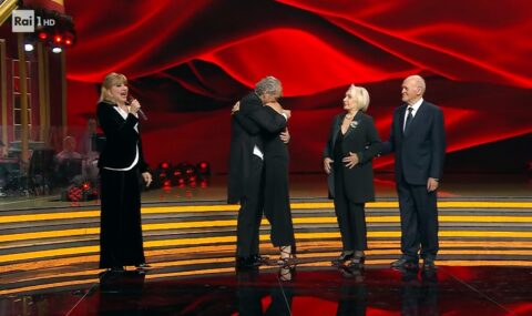 Simona Ventura e Giovanni Terzi si sposano il 6 luglio 2024: la proposta di matrimonio a Ballando con le stelle (video)