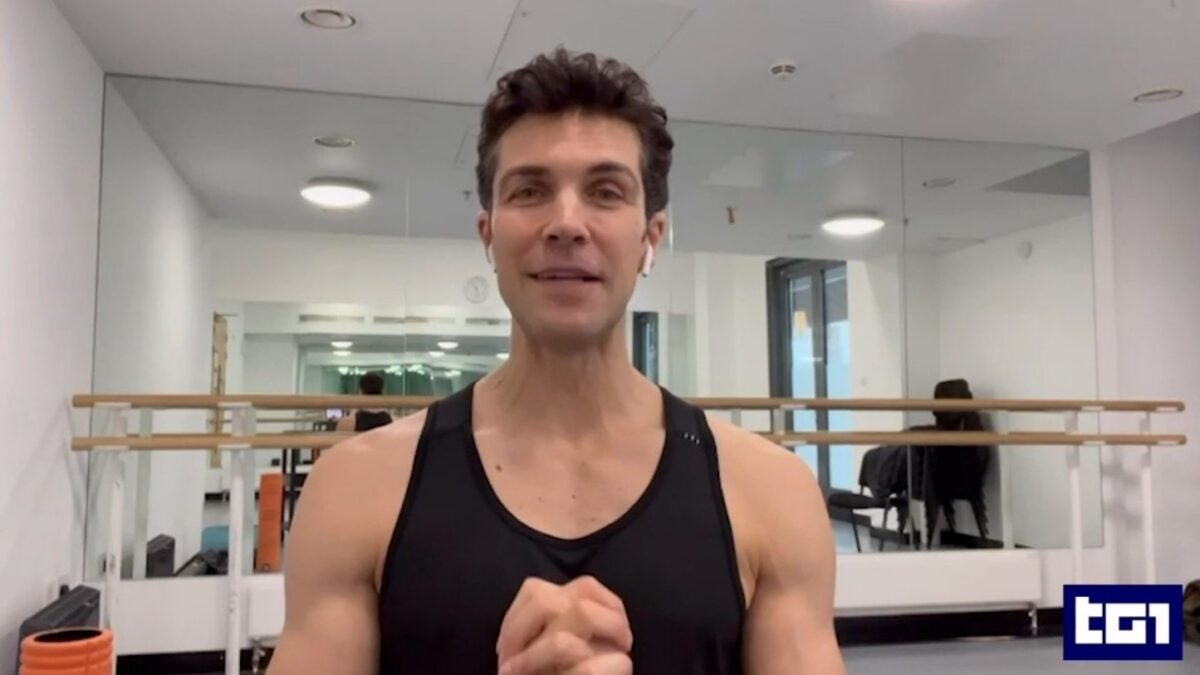 Sanremo 2024, Roberto Bolle ospite della serata finale