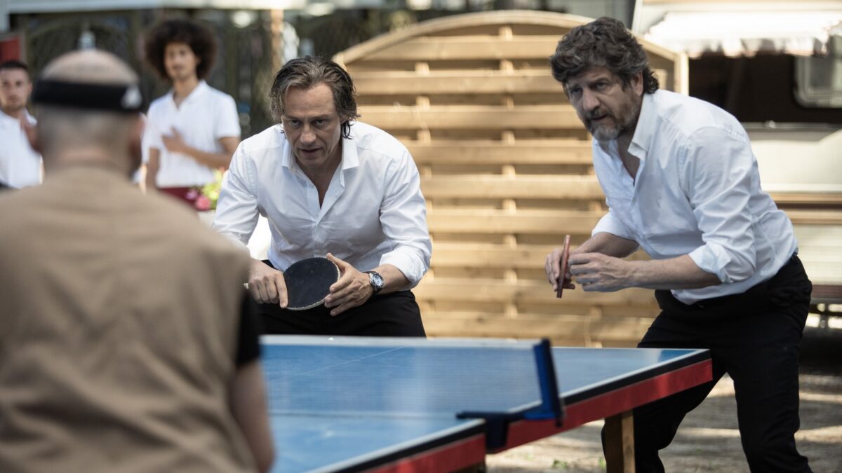 50 km all’ora: nuove clip e un video della commedia con Fabio De Luigi e Stefano Accorsi (Al cinema dal 4 gennaio)