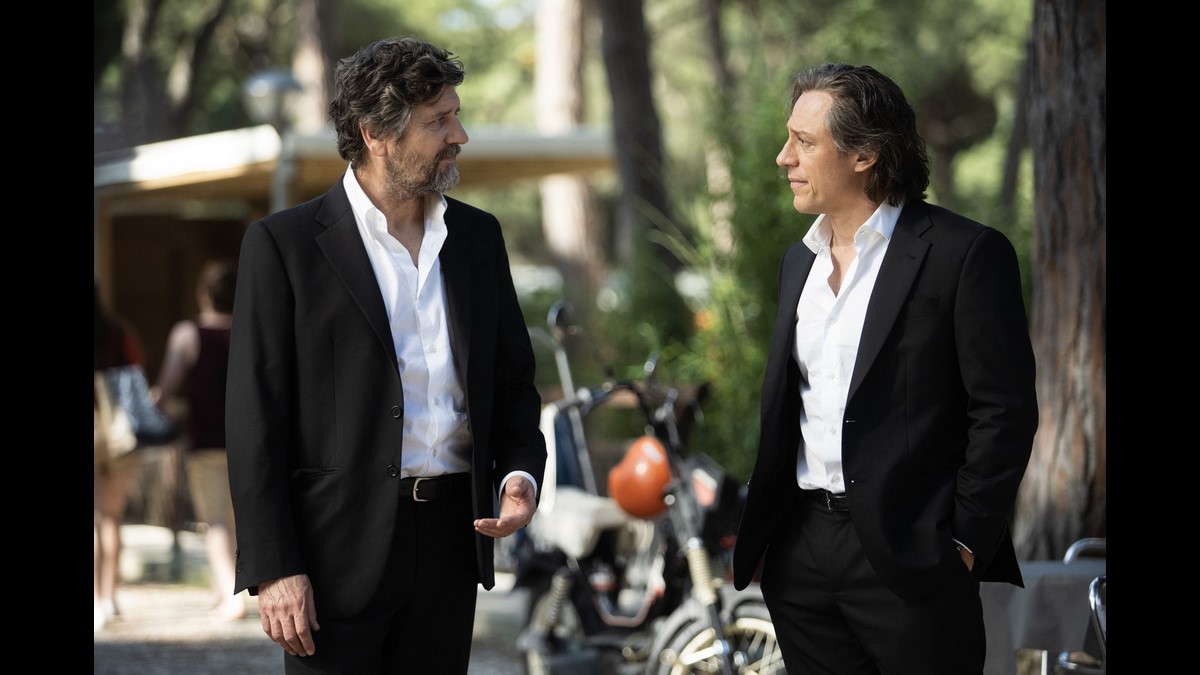 50 km all’ora: foto e locandina della commedia con Fabio De Luigi e Stefano Accorsi (Al cinema dal 4 gennaio)