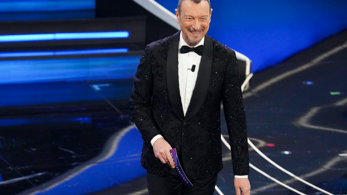 Amadeus, la furbizia comunicativa e i superospiti italiani che ci sono ma non ci sono a Sanremo