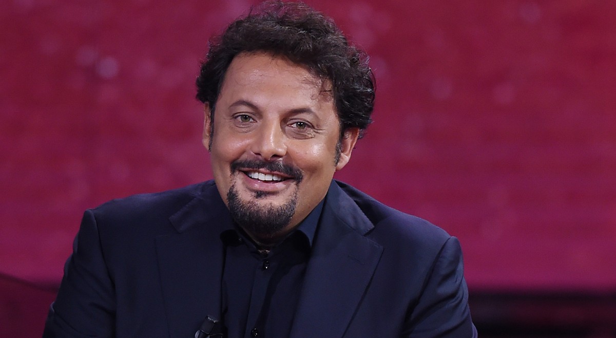 Tutto suo padre… e anche un po’ sua madre: lo show di Enrico Brignano in onda su Rai 2