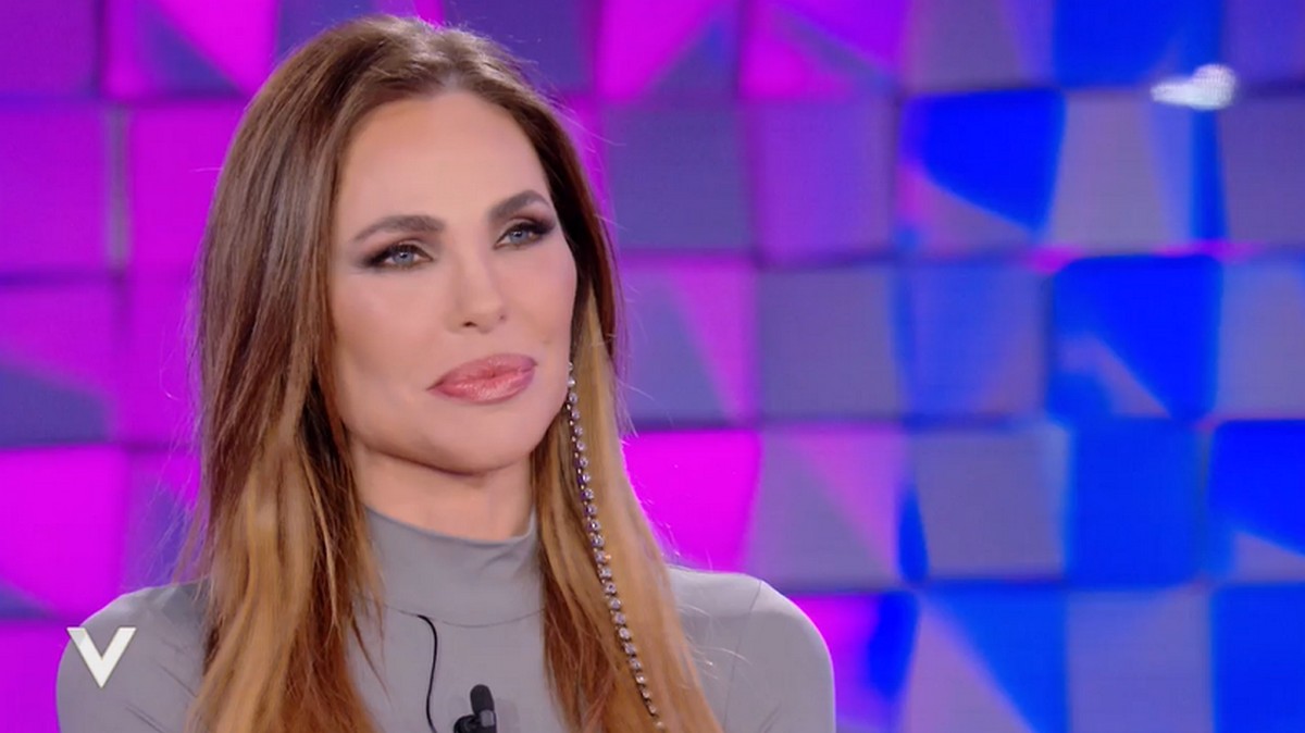 Ilary Blasi presenta il libro Che Stupida a Verissimo: “Silvia, scrivilo anche tu un libro!”. Toffanin: “Tiè!”