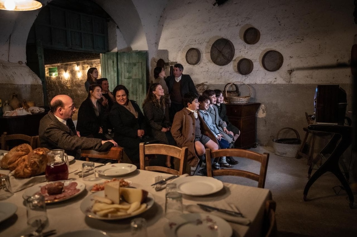 La luce nella masseria non è una fiction sulla Rai e si salva con un racconto familiare replicabile oltre l’evento: la recensione