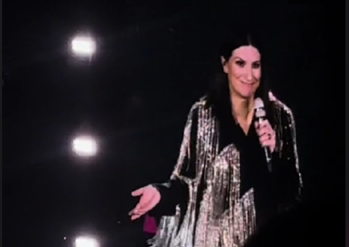 Laura Pausini scherza con i fan in concerto a Torino: “Hanno preso alla lettera il mio consiglio!” (video)
