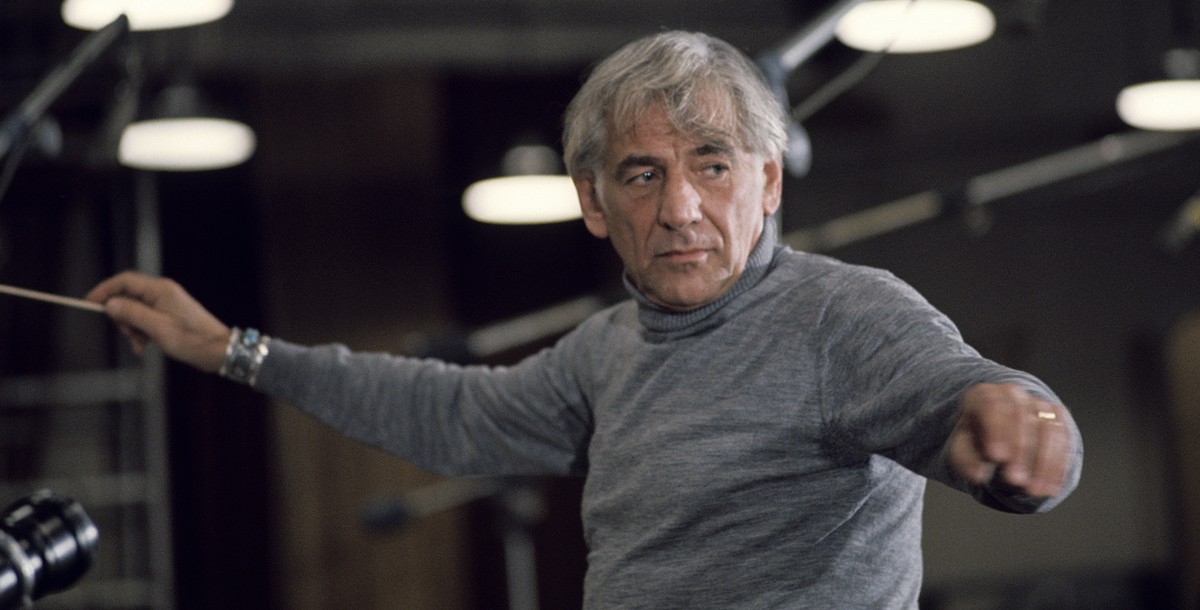 Chi è Leonard Bernstein: la vita del musicista raccontata in “Maestro”