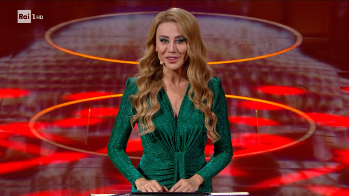 La reazione di Beatrice Venezi all’imitazione di Virginia Raffaele e il giallo sulle presunte pressioni di Sangiuliano