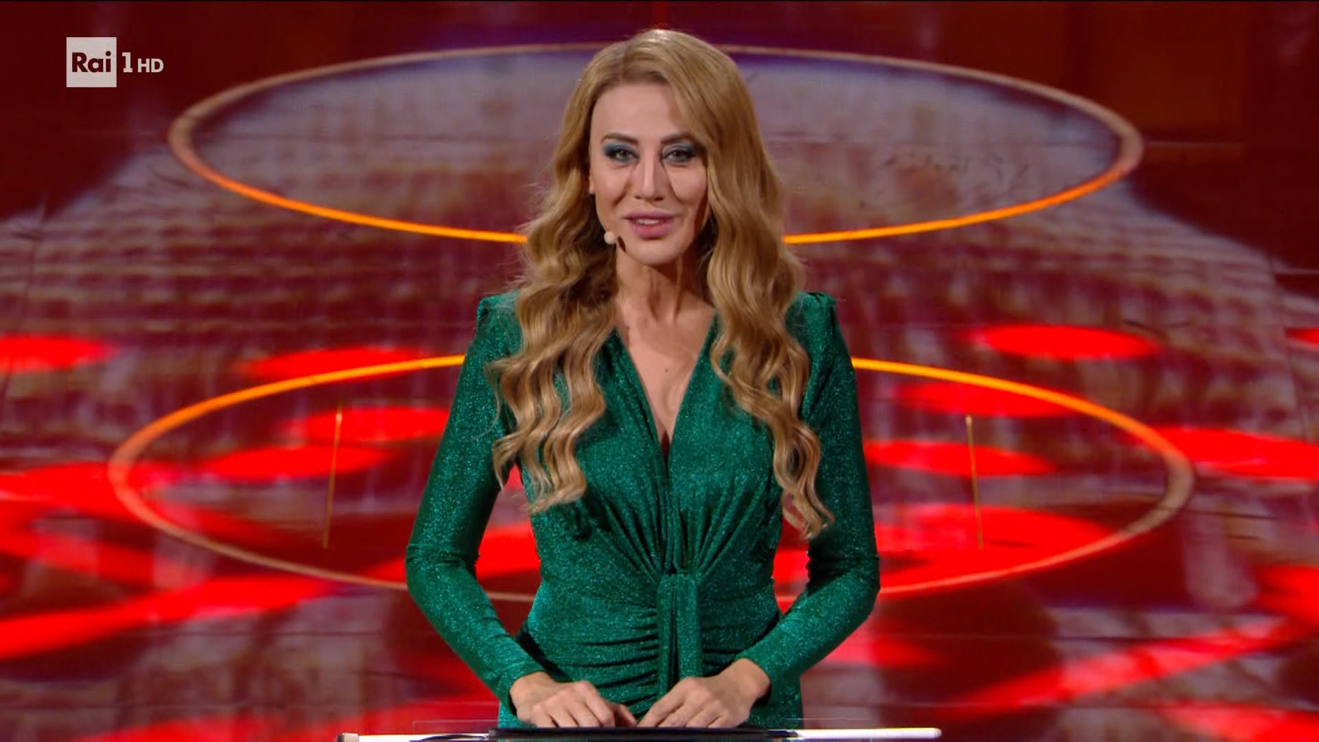 La reazione di Beatrice Venezi all’imitazione di Virginia Raffaele e il giallo sulle presunte pressioni di Sangiuliano