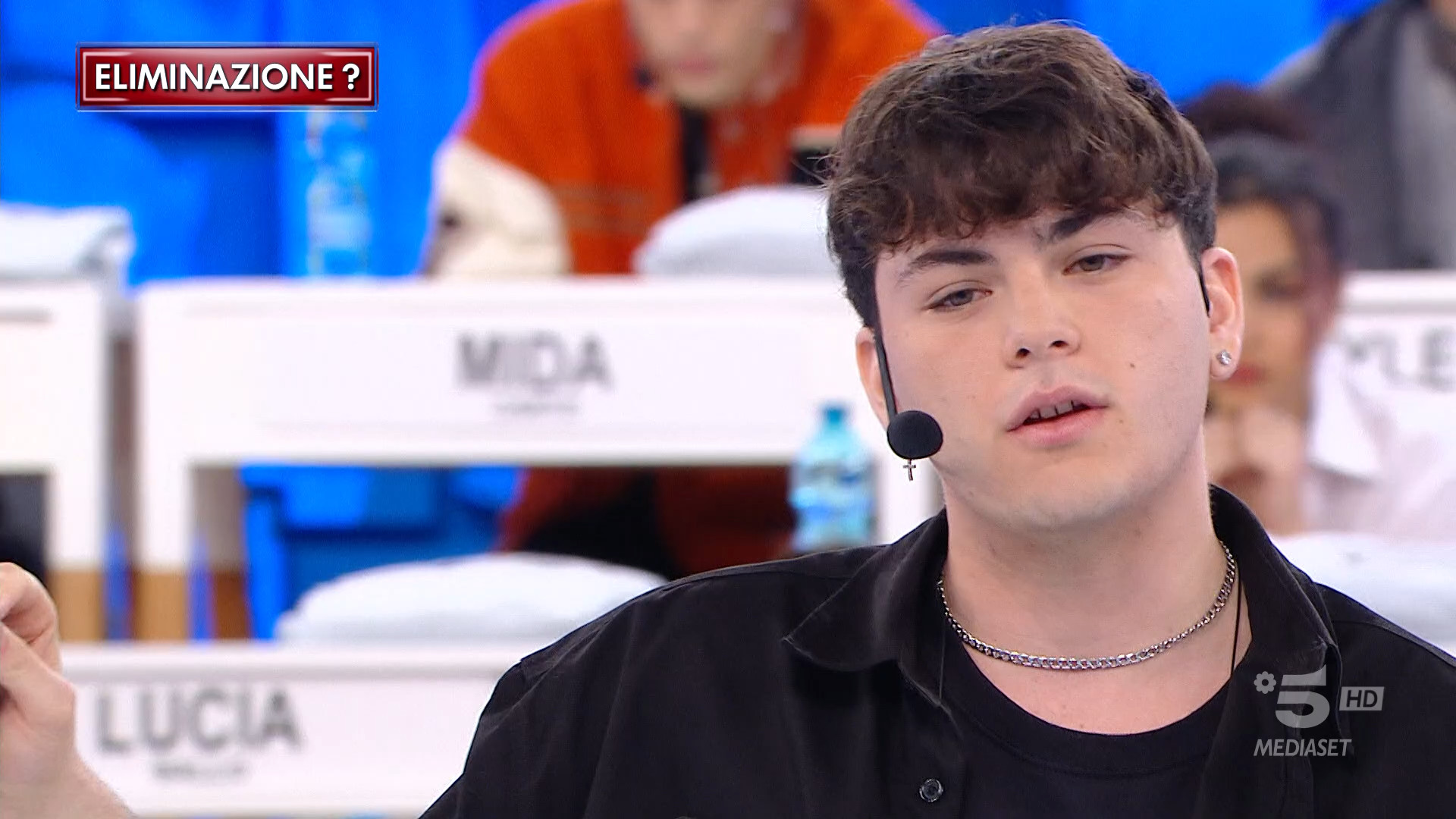 Grande Fratello, Beatrice Luzzi rientra nella casa: “Continuo per onorare mio padre” (VIDEO)