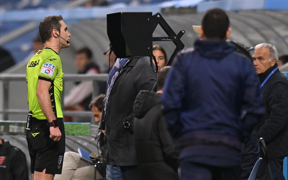 Dialoghi arbitro-Var in tv, ma il calcio parlato è sempre più tossico? Rispondono Pardo, Piccinini, Antinelli e Sabatini