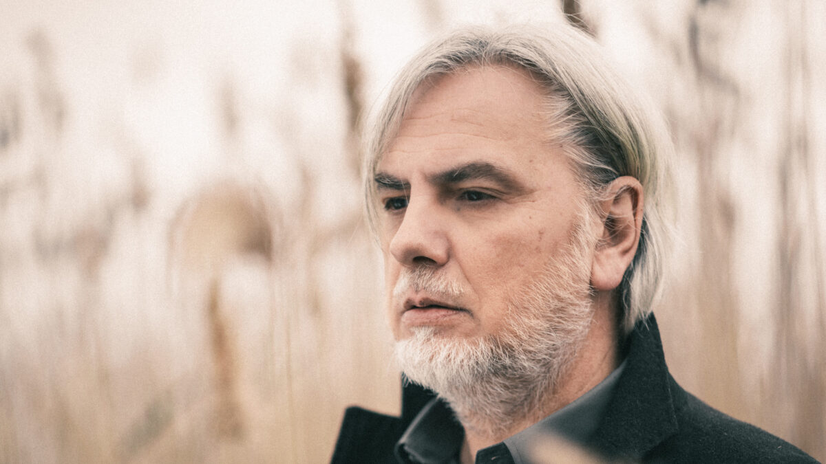 Paolo Benvegnù, ‘È inutile parlare d’amore’ è il nuovo disco: intervista al cantautore