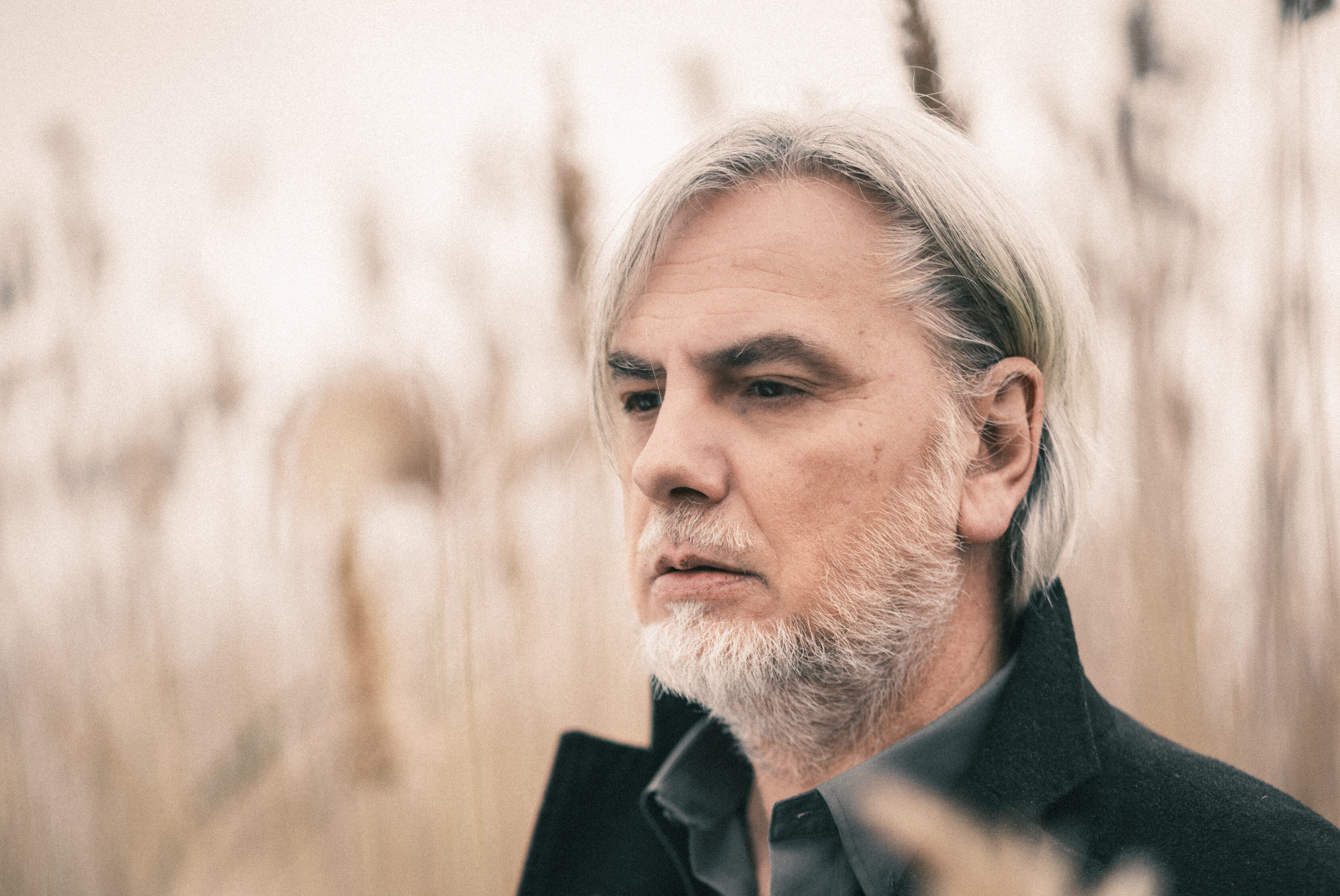 Paolo Benvegnù, ‘È inutile parlare d’amore’ è il nuovo disco: intervista al cantautore