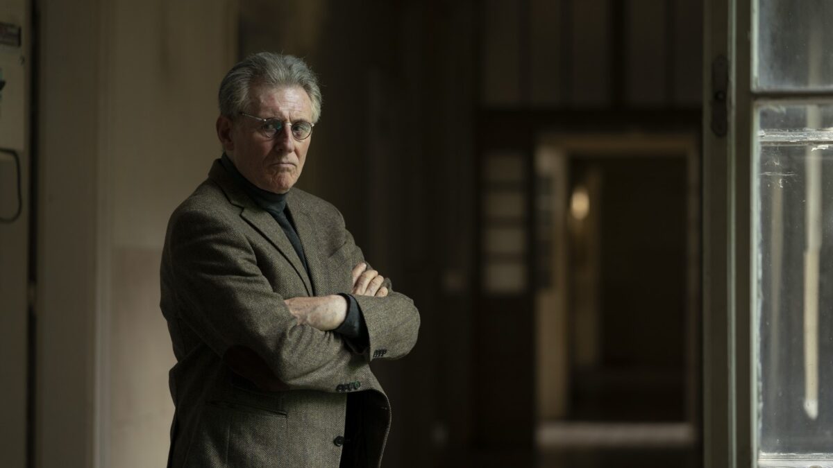 Prima danza, poi pensa. Alla ricerca di Beckett: primo trailer italiano del biopic con Gabriel Byrne