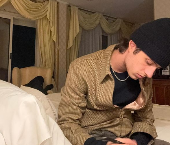 Sangiovanni a Sanremo 2024 con Finiscimi: “Mi sono fermato, ora sono cresciuto e ho superato un momento brutto”