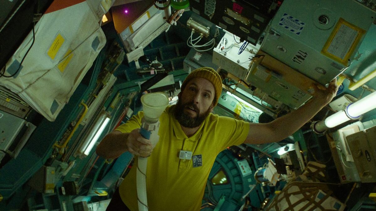 Spaceman: primo trailer italiano del film con Adam Sandler (su Netflix dal 1° marzo)
