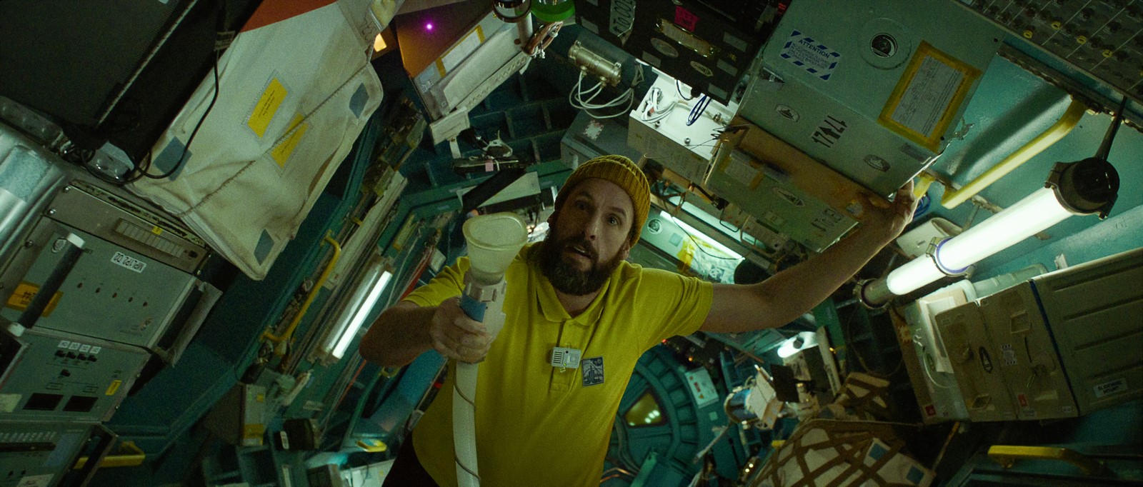 Spaceman: primo trailer italiano del film con Adam Sandler (su Netflix dal 1° marzo)