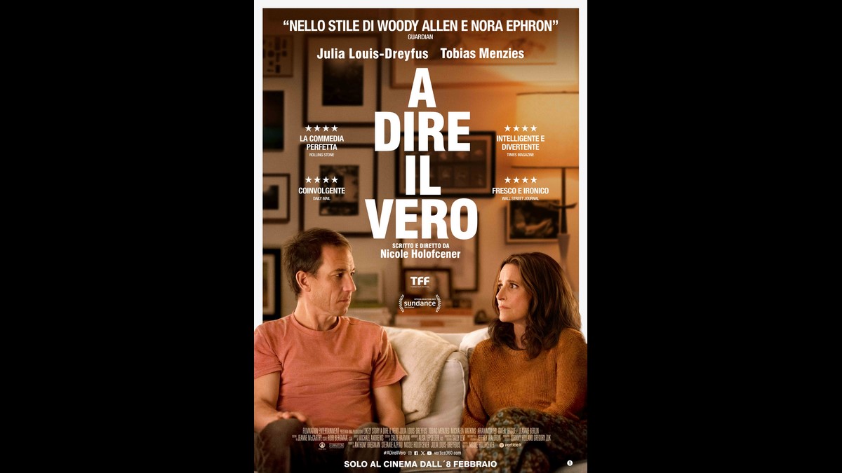 A dire il vero: foto e poster italiano della nuova commedia di Nicole Holofcener (Al cinema)