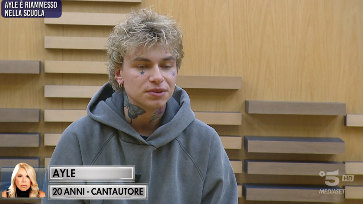 Ayle riammesso ad Amici 23. Tutti contrari tranne 2 concorrenti, ecco chi voleva il ritorno del cantante