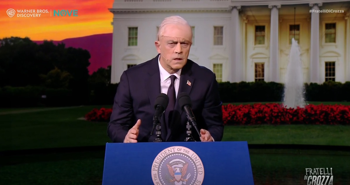 Crozza imita Biden e viene celebrato dalla destra americana. Ma in passato prese di mira anche Trump
