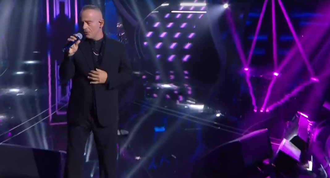 Eros Ramazzotti a Sanremo 2024 prende in giro Amadeus su John Travolta: “Non è che fai fare il ballo del qua qua pure a me?”