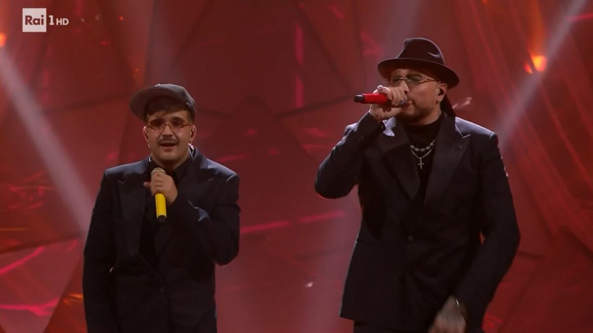 Sanremo 2024: fischi per Geolier vincitore della serata cover