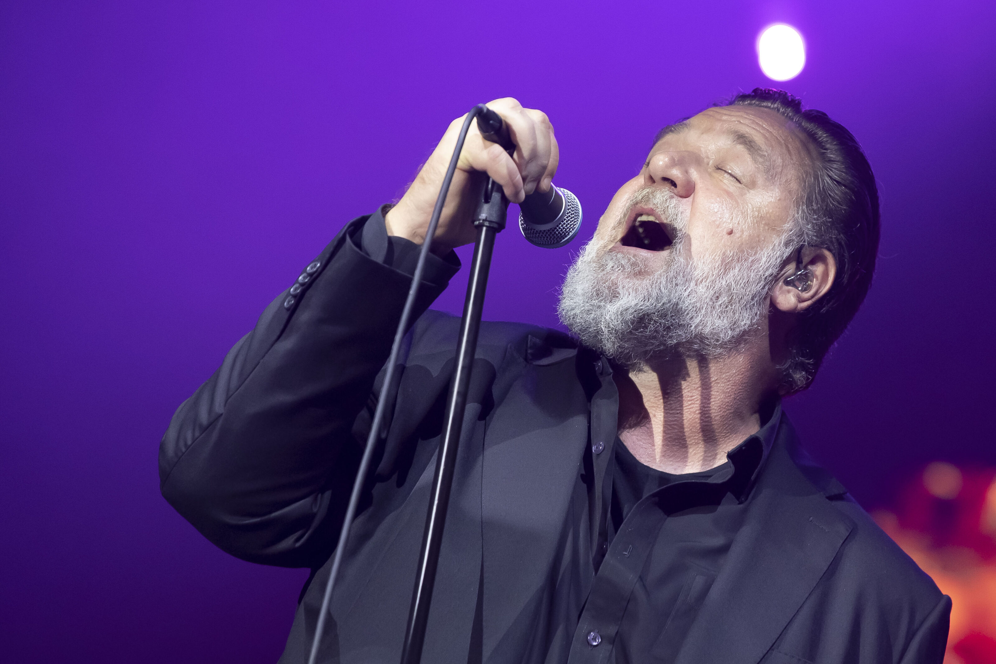 Let Your Light Shine, Russell Crowe e Indoor Garden Party: significato, di cosa parla la canzone