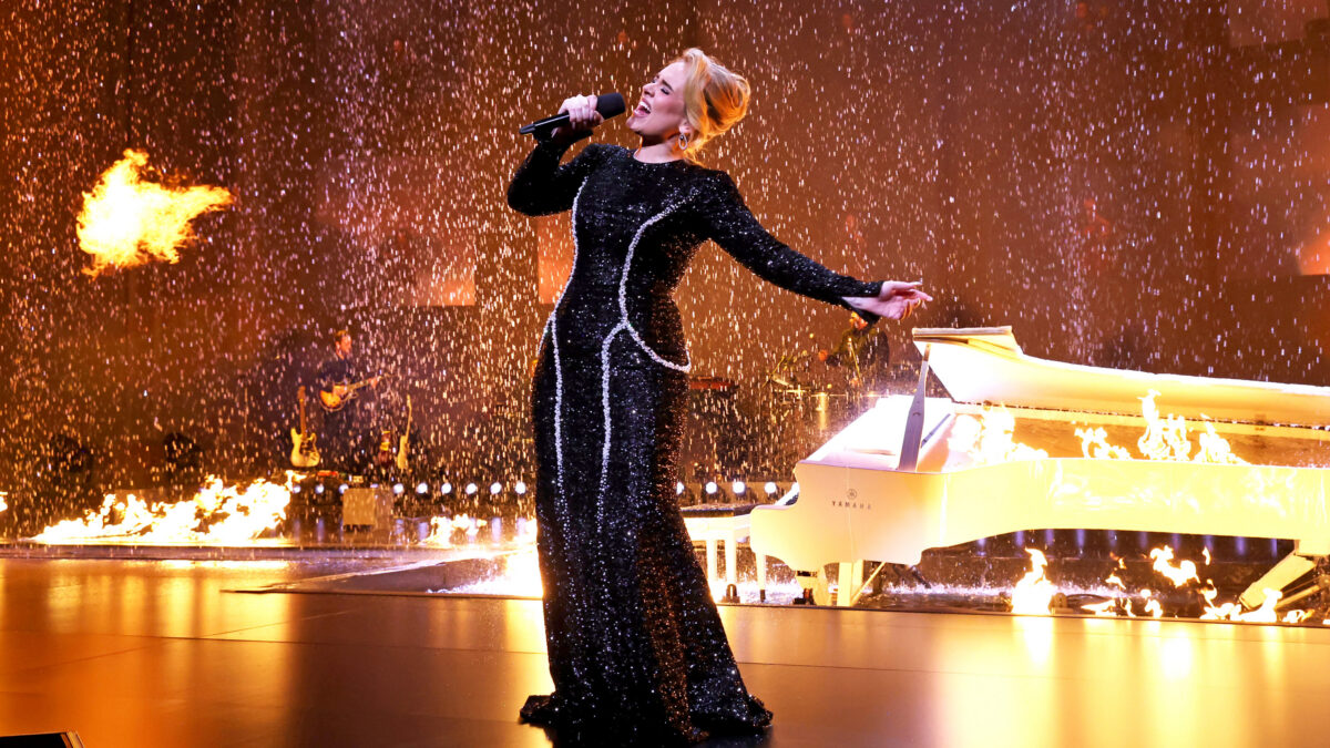 Adele annulla i concerti a Las Vegas per tutto marzo 2024: “Sto di nuovo male”